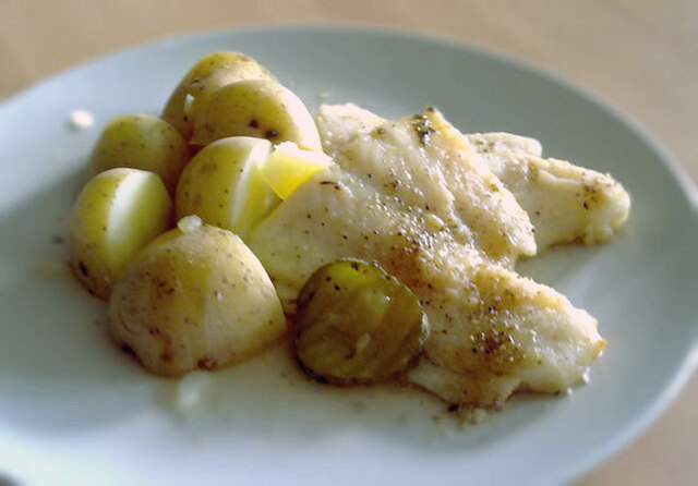 Pocherad vitfiskfilé med skysås och kokt potatis