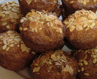 Kardemummadoftande mandelkokosmuffins med topping av melonkärnor och mandelspån - gluten och mjölkfria