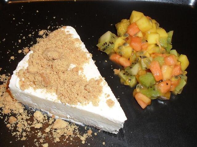 Frusen cheesecake med exotisk fruktsallad!