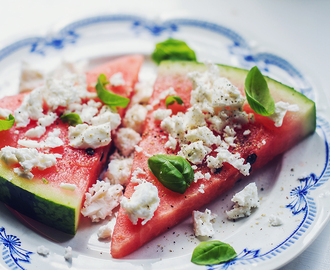 Melonpizza med fetaost, basilika och svartpeppar