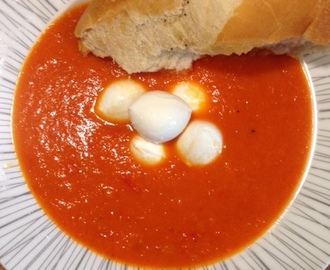 Tomatsoppa med mini mozzarella