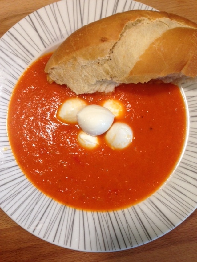 Tomatsoppa med mini mozzarella