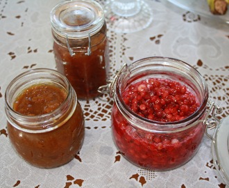 Lingonsylt, rabarberchutney och rabarbermarmelad med kanel