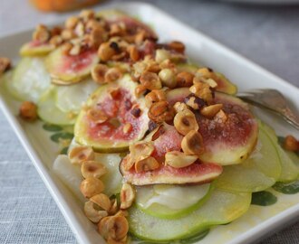 Sallad på hyvlat grönt äpple, fikon, picklad rättika och rostade hasselnötter