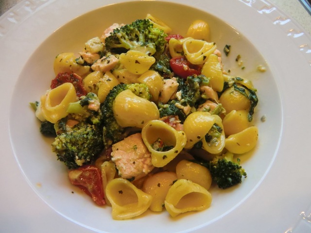 Vardaglig pasta med lax, torsk, spenat, broccoli och ugnsbakade körsbärstomater