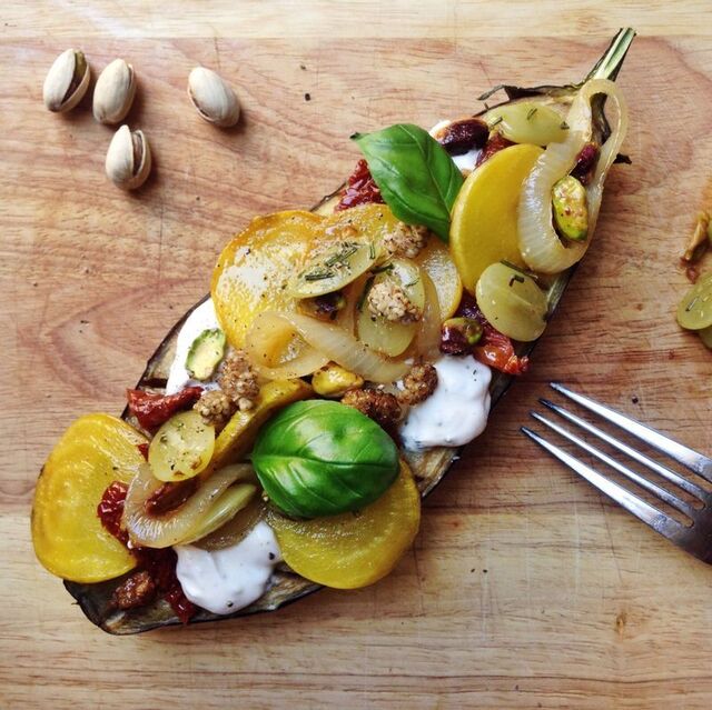 Ugnsbakad aubergine med karameliserad lök, gulbetor och stekta druvor