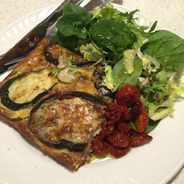 Glutenfri LCHF-gratäng à la Medelhavet - med aubergine, zucchini, salsiccia och fetaost