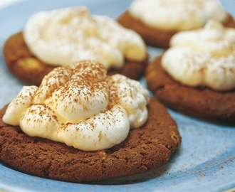 Vit chokladmousse på cookies