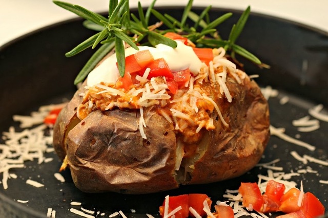 Bakad potatis med köttfärsröra, parmesan, crème fraiche och tomater - snabbt, gott och enkelt när du har en slatt köttfärssås över