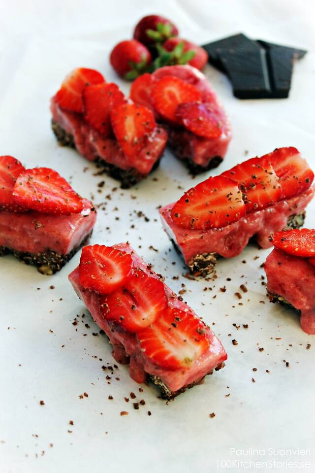 Frozen Strawberry Bites with Chocolate and Walnut Bottom