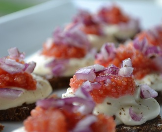 Romsnittar med créme faiche och rödlök