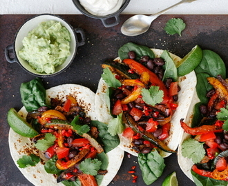 Fajitas med rostade grönsaker, svarta bönor och guacamole