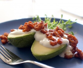 Stekta chiliräkor med limeyoghurt och avokado