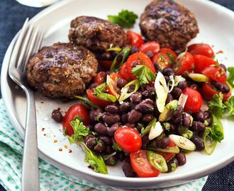 Färsbiffar med bön- och tomatsallad