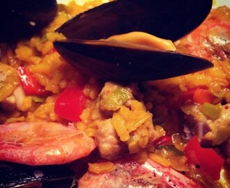 Paella med kyckling, musslor och räkor