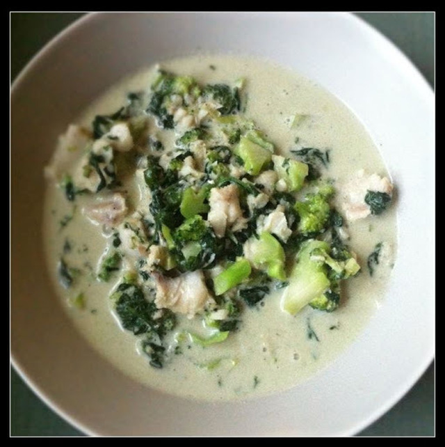 Fisksoppa med vitlöksfräst spenat och broccoli