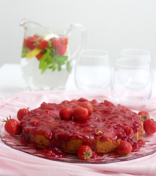 Upp och ner kaka med jordgubbar