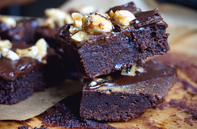 Brownie med chokladlakritskola och lakritskaramelliserade nötter