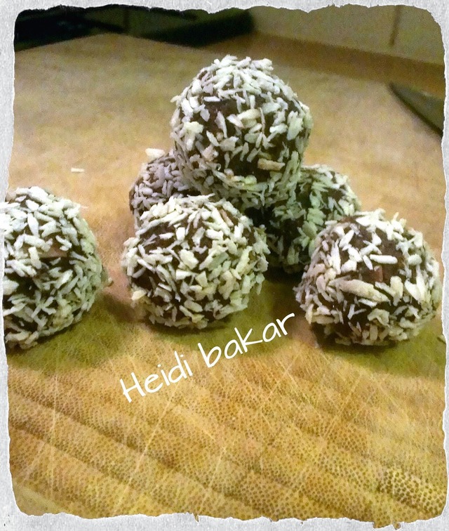 Sockerfria chokladbollar med kokosflakes