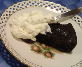 Glutenfri kladdkaka med mörk choklad, kokosblomssocker, råsirap och svarta mullbär