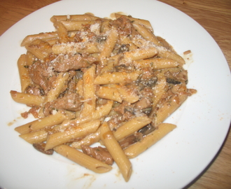 Pasta med fläskfilé med svamp och grädde