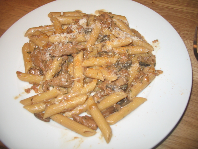 Pasta med fläskfilé med svamp och grädde