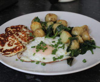 Stekt nypotatis, spenat och halloumi med stekt ägg