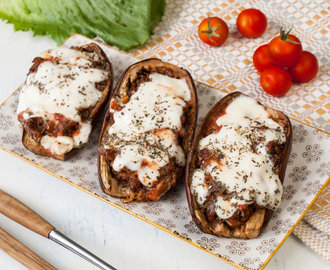 Fylld aubergine med köttfärs och tomatsås