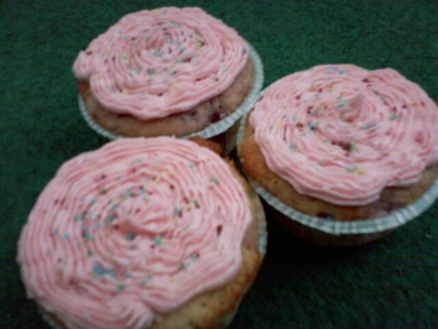 Hallon cupcakes med rosa frosting
