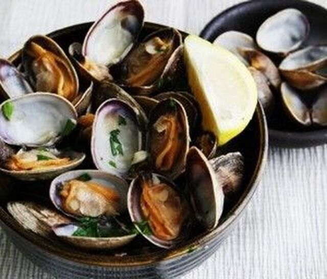 Steamed Clams in White Wine | Steamed clams, Clam recipes, White wine recipes