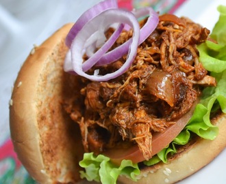 Pulled chicken-burgare med syrlig carrotslaw