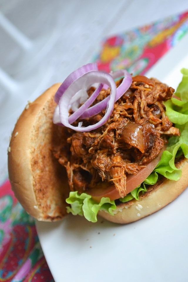 Pulled chicken-burgare med syrlig carrotslaw