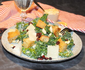 Kale Ceasar Salad med mandlar och torkade tranbär