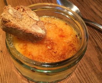 Fläder-crème brûlée med biscotti