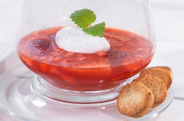Rabarber & jordgubbssoppa med mandelknappar och vaniljfluff