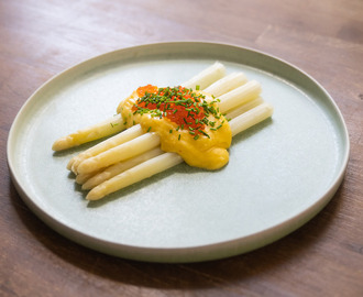 Vit sparris med hemmagjord hollandaise och forellrom