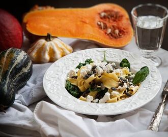 Pasta med pumpapuré, fetaost och spenat