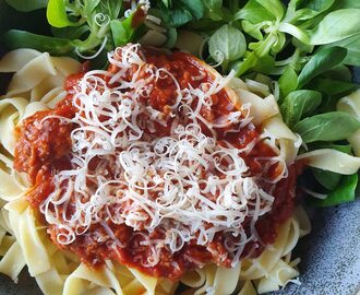 Köttfärssås med oregano, balsamvinäger och grädde