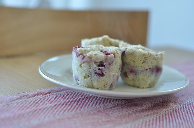 Halloncupcake med chokladsås