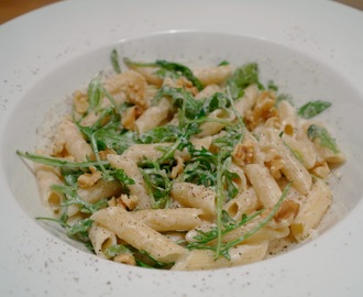 Pasta med ostsås och ruccola