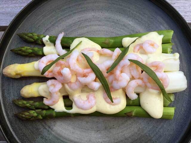 Opskrift: Hvide asparges med sauce mousseline             - samt rejer og esdragon
