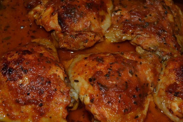Ugnsbakade kycklinglår i kryddad tomatsås :)