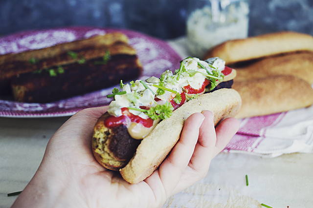 Vegetarisk hemgjord korv och glutenfritt fluffigt, saftigt korvbröd