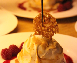 Baked Alaska med hallon och passionsfrukt