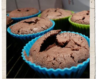 Kladdkakemuffins med hallon och vit choklad