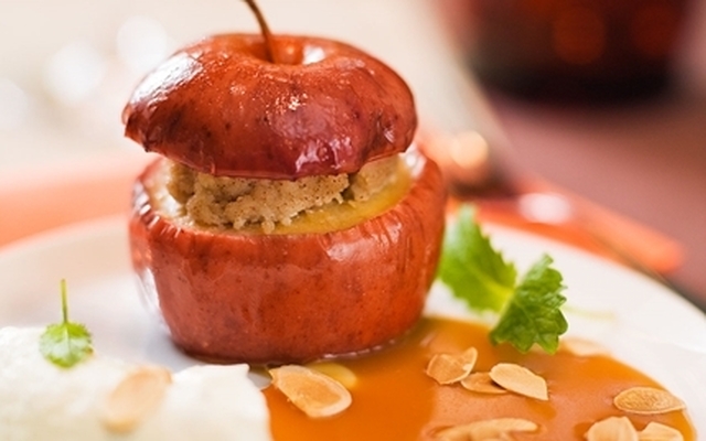 Fyllda äpplen med kolasås
