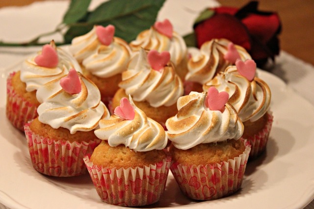 Mini-cupcake med smak av citron, jordgubb och fransk maräng