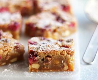 Chunky fudge blondies med vit choklad, hallon och hasselnötter