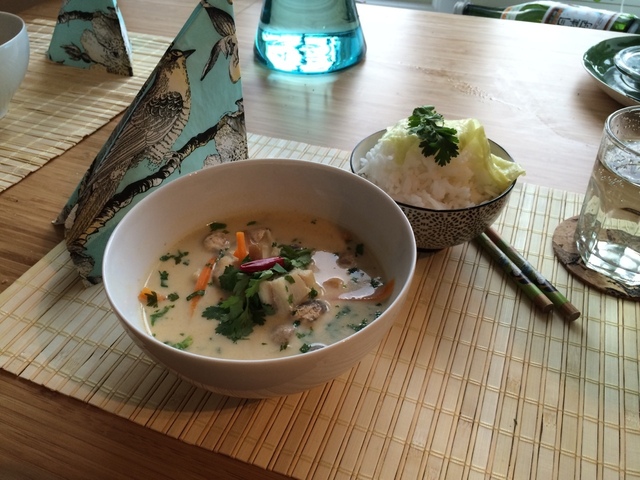 Tom Kha fisksoppa och ris med hemmaodlad koriander