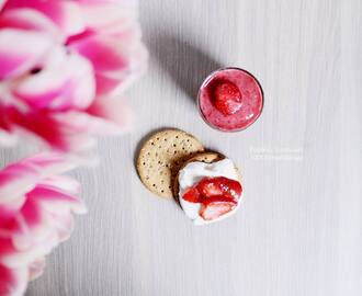 Cracker w Vanilla Cream Cheese & Strawberry Ginger Smoothie